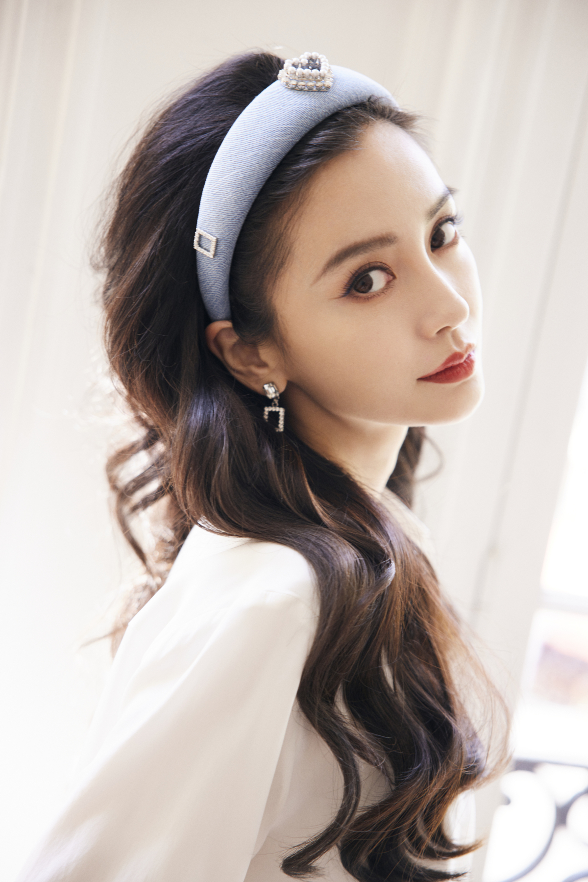 Roger Vivier品牌代言人楊穎(Angelababy)傾情演繹七夕限定系列,踏出甜蜜氛圍下的魅力步調傳遞愛意訊息,詮釋自信無謂的法式風格。