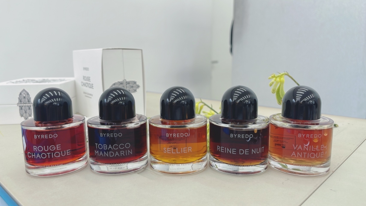 這個系列共有6款香氣，分別是原有的夜紗系列五重奏—異夜幽香、夜之女王、寂靜沉夜、菸熅謎情、梵尼古珀，以及2023年最新推出的全新創作《亂序綺想奢華香精》