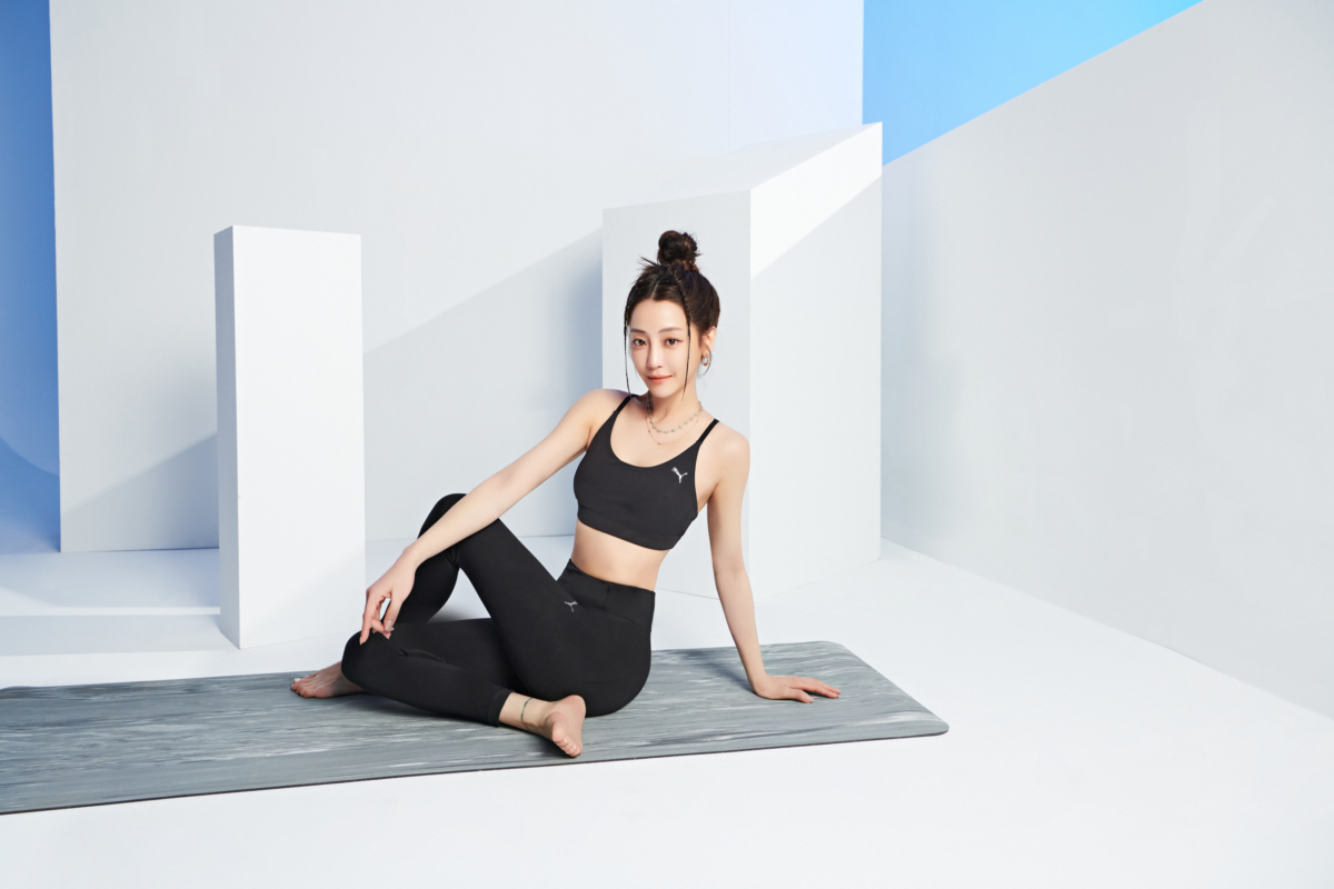 PUMA 瑜珈系列 Ultrabare 低衝擊運動內衣,NT$1,380、瑜珈系列 YM Yogini 9 分緊身褲,NT$1,880