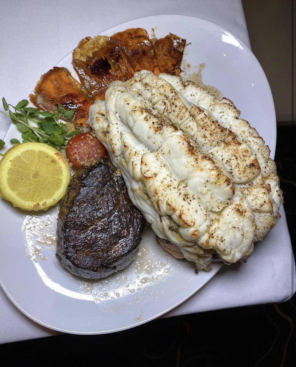 Hank's Fine Steak & Martini 龍蝦大到一個人很難全部吃完