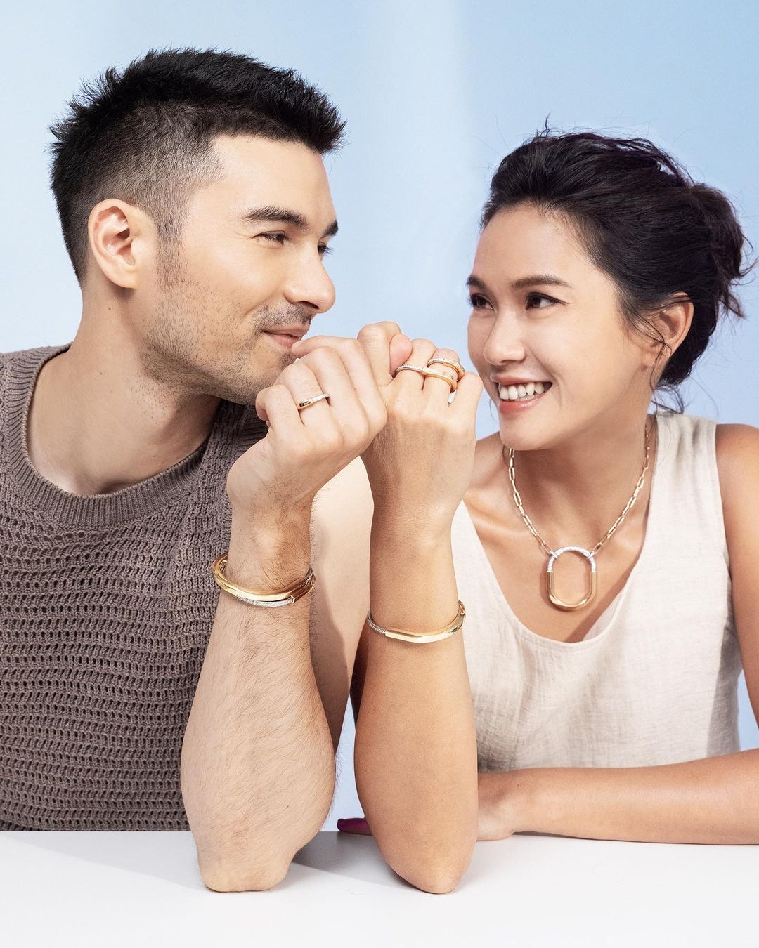 鳳小岳和太太Jessie相視而笑。