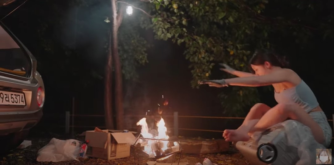 李多慧摔得四腳朝天的模樣全被拍下。