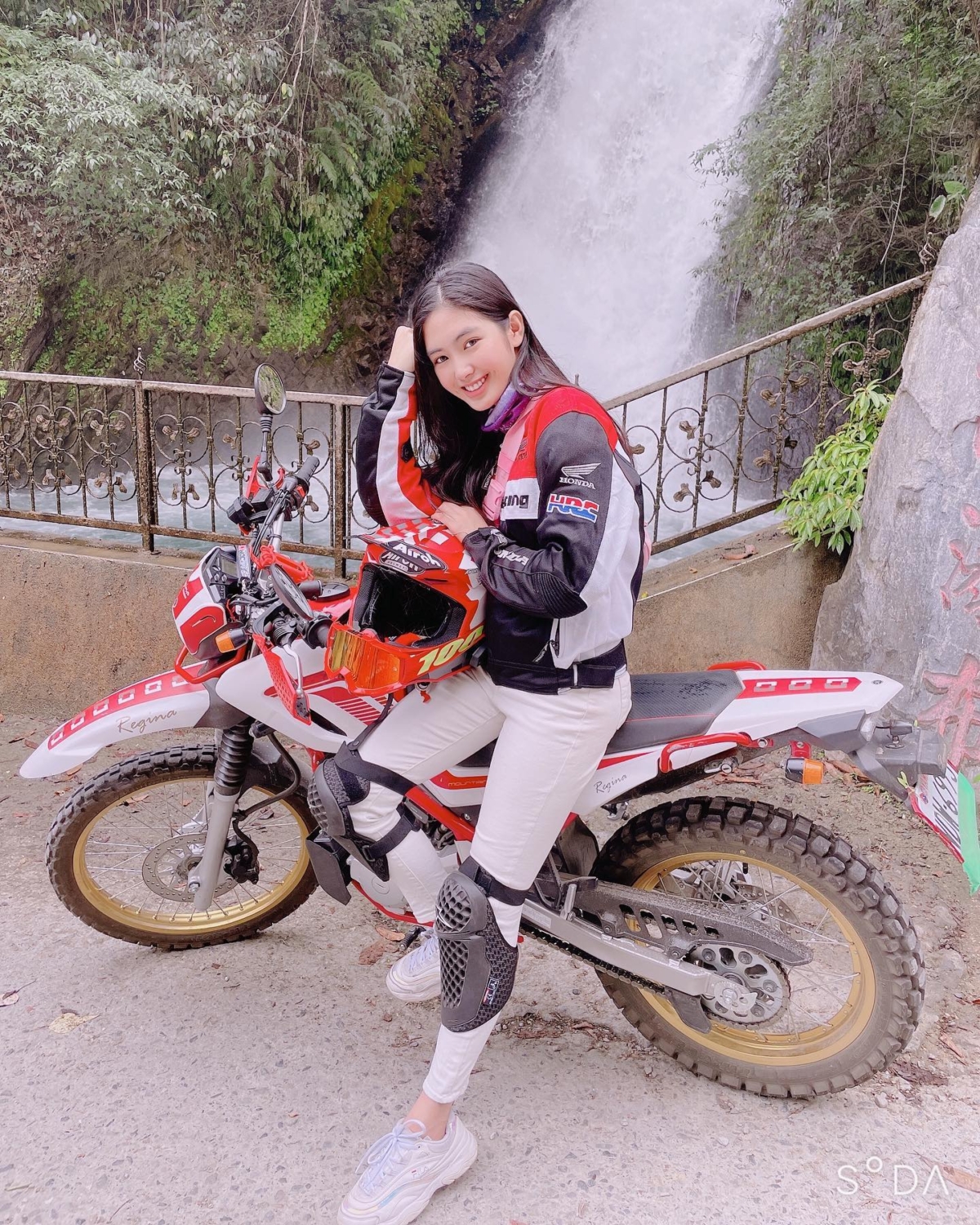 甜美的雷嘉汭帥氣騎乘重機，高度反差令人印象深刻。