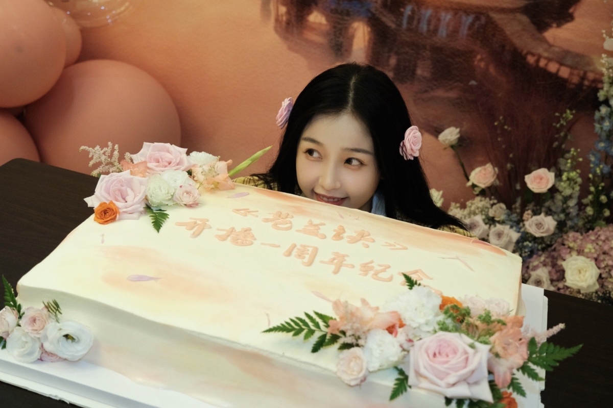 虞書欣和《蒼蘭訣》蛋糕合照。
