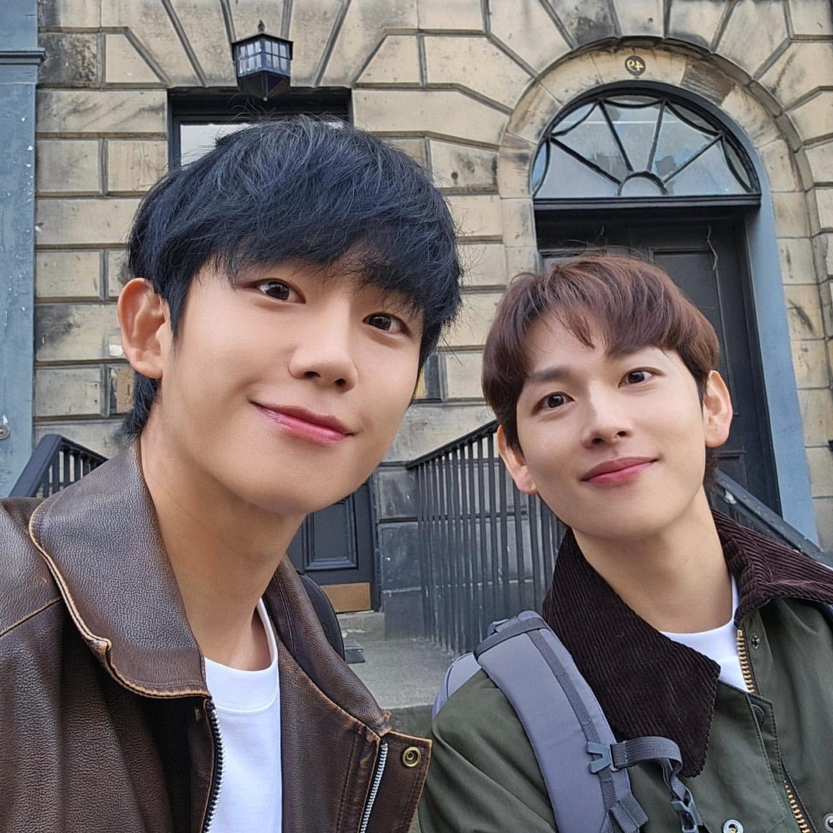 任時完曬出與丁海寅的合照