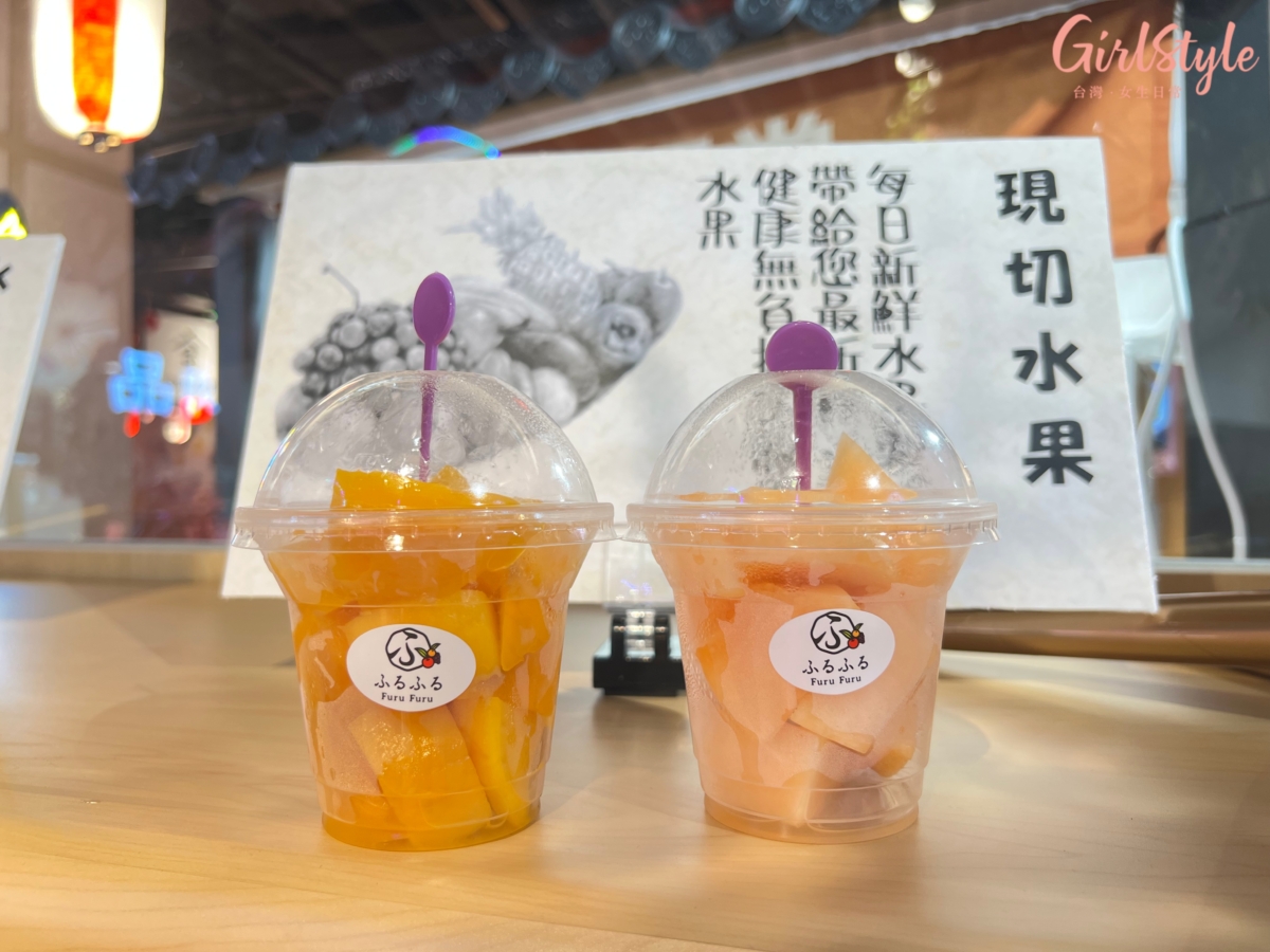 生鮮區購買滿600元就送玫瑰花一朵