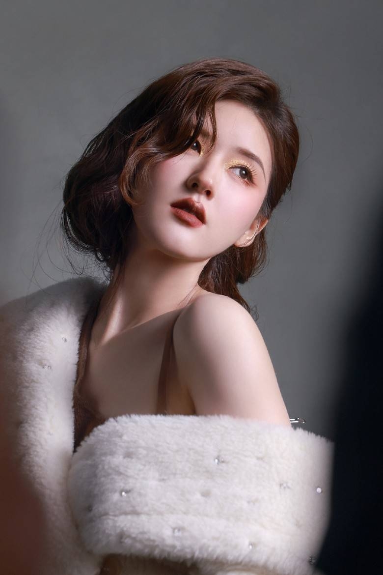 趙露思側臉唯美。