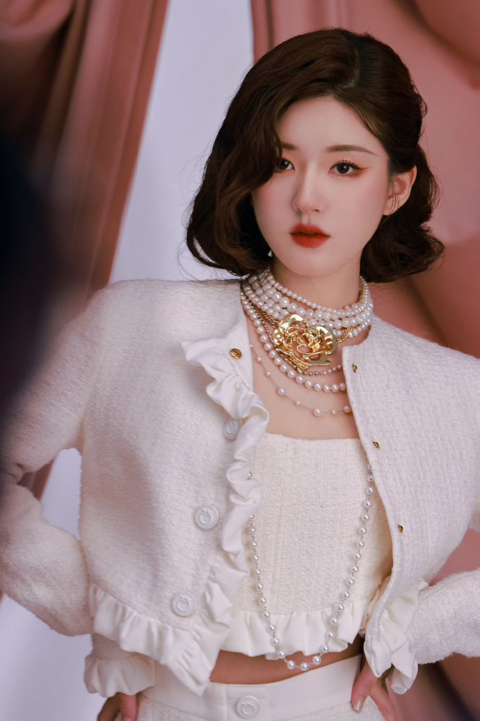 戴上珍珠項鍊的趙露思宛如貴氣千金。
