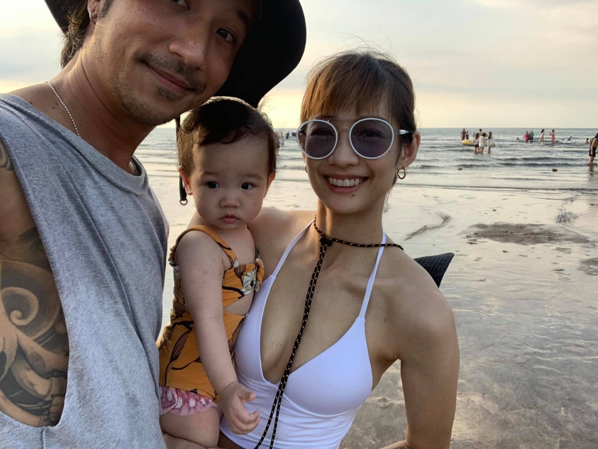 走過坎坷童年的簡嫚書,如今收穫美滿家庭。