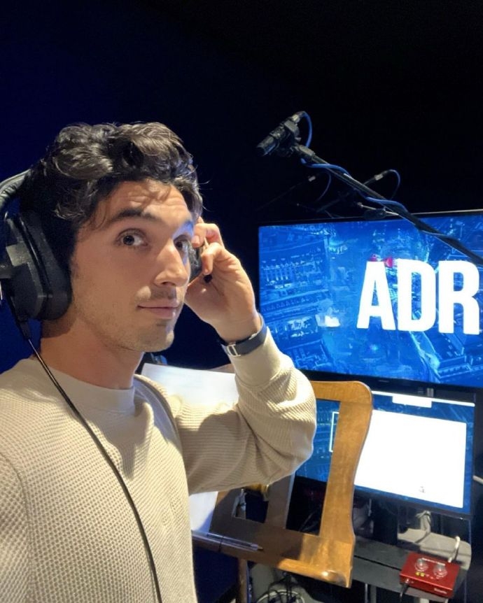 Taylor Zakhar Perez進行錄音工作