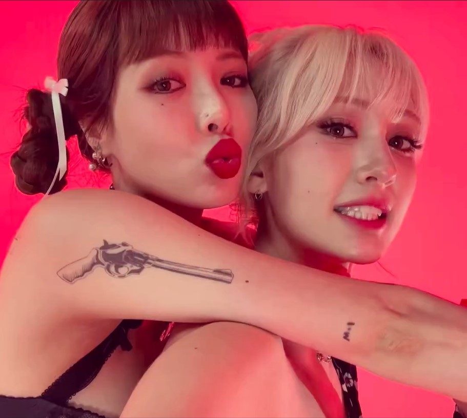 泫雅攬住SOMI俏皮嘟嘴。