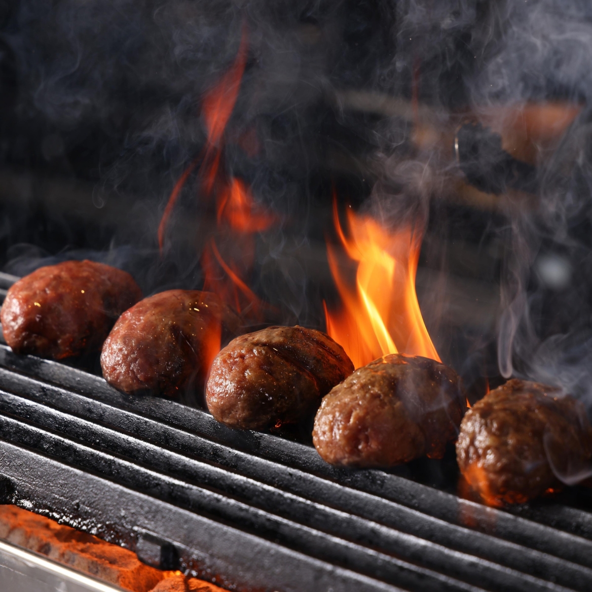 烈焰炙燒下，漢堡排呈現外酥內軟，肉餡多汁令人垂涎。