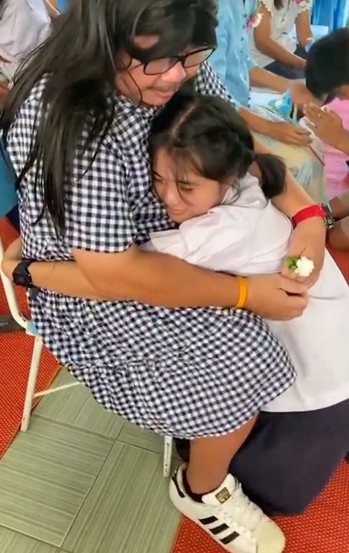 女兒感動到哭倒在爸爸的懷裡