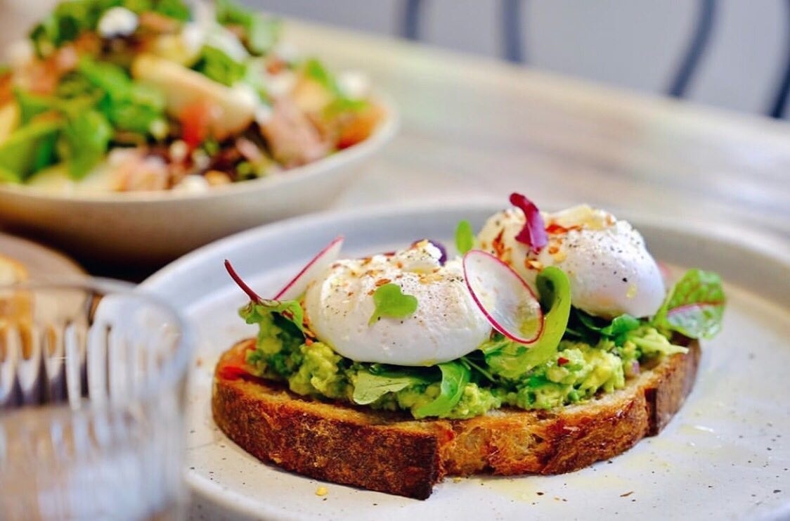 「多爾法式烘焙」新鮮酪梨質地濃郁滑順，是許多饕客愛吃的必點系列。