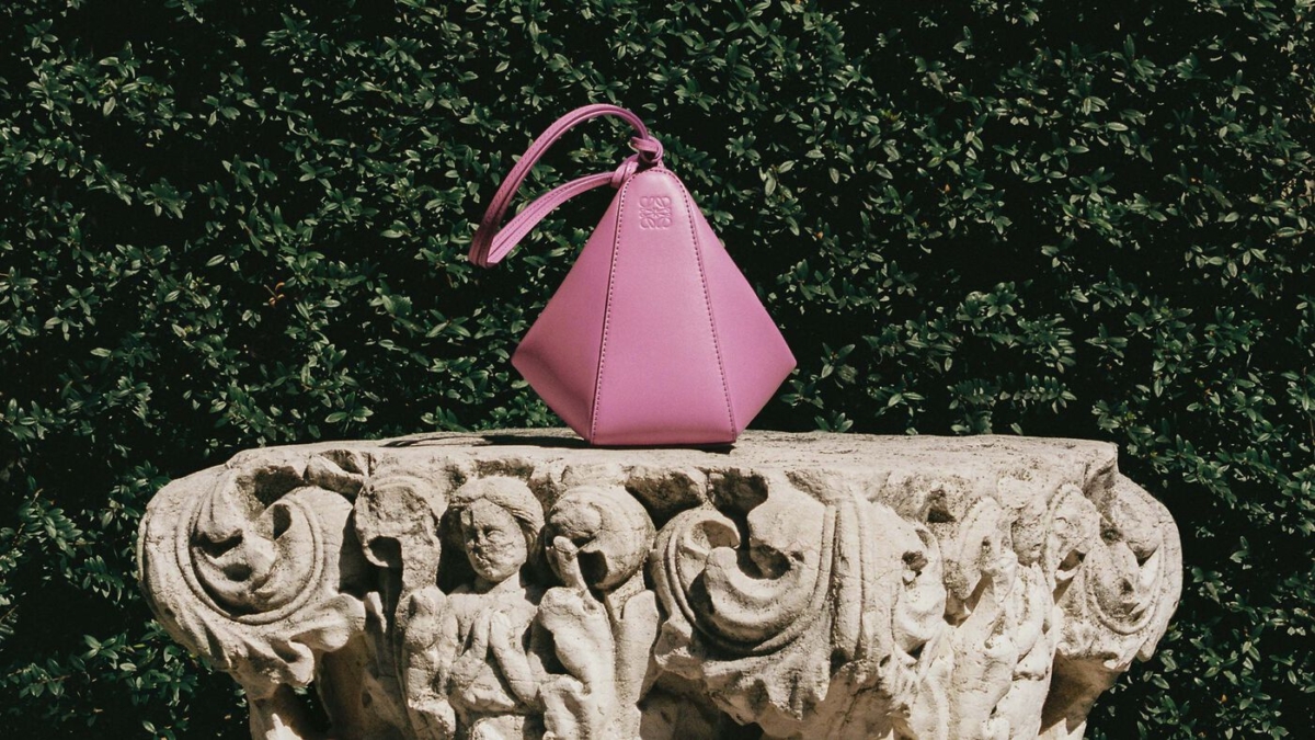 LOEWE Hammock Hobo玫瑰色小牛皮肩背包，NT$56,000。