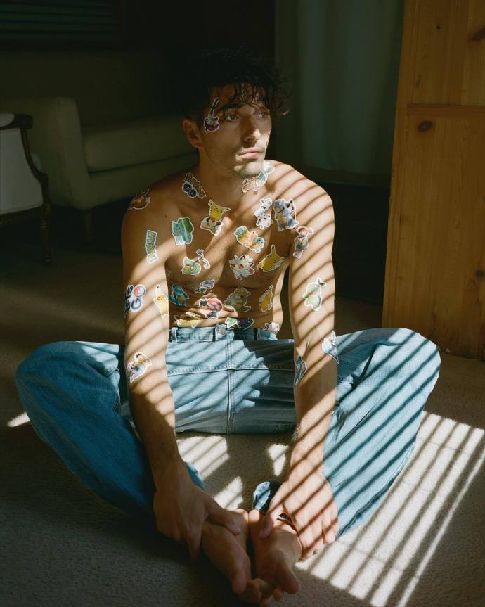 Taylor Zakhar Perez黏滿貼紙