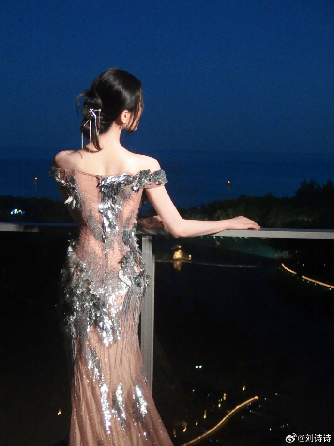 劉詩詩連背影都絕美。