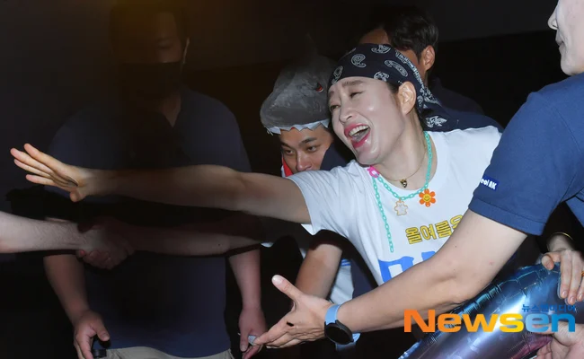 金惠秀被媒體捕捉到與粉絲拉著手捨不得放開的可愛模樣