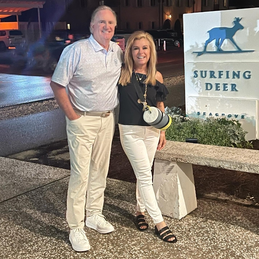 莉莉安·圖伊（Leigh Anne Tuohy）和尚恩·圖伊（Sean Tuohy）夫婦收養Michael Oher，現在卻被指控是騙局