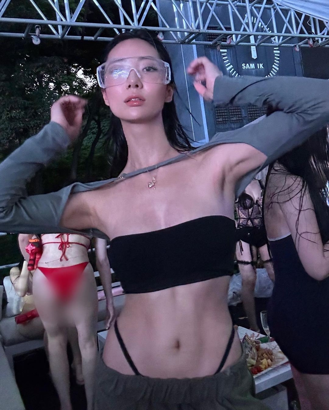 Zizian腹肌線條驚人。