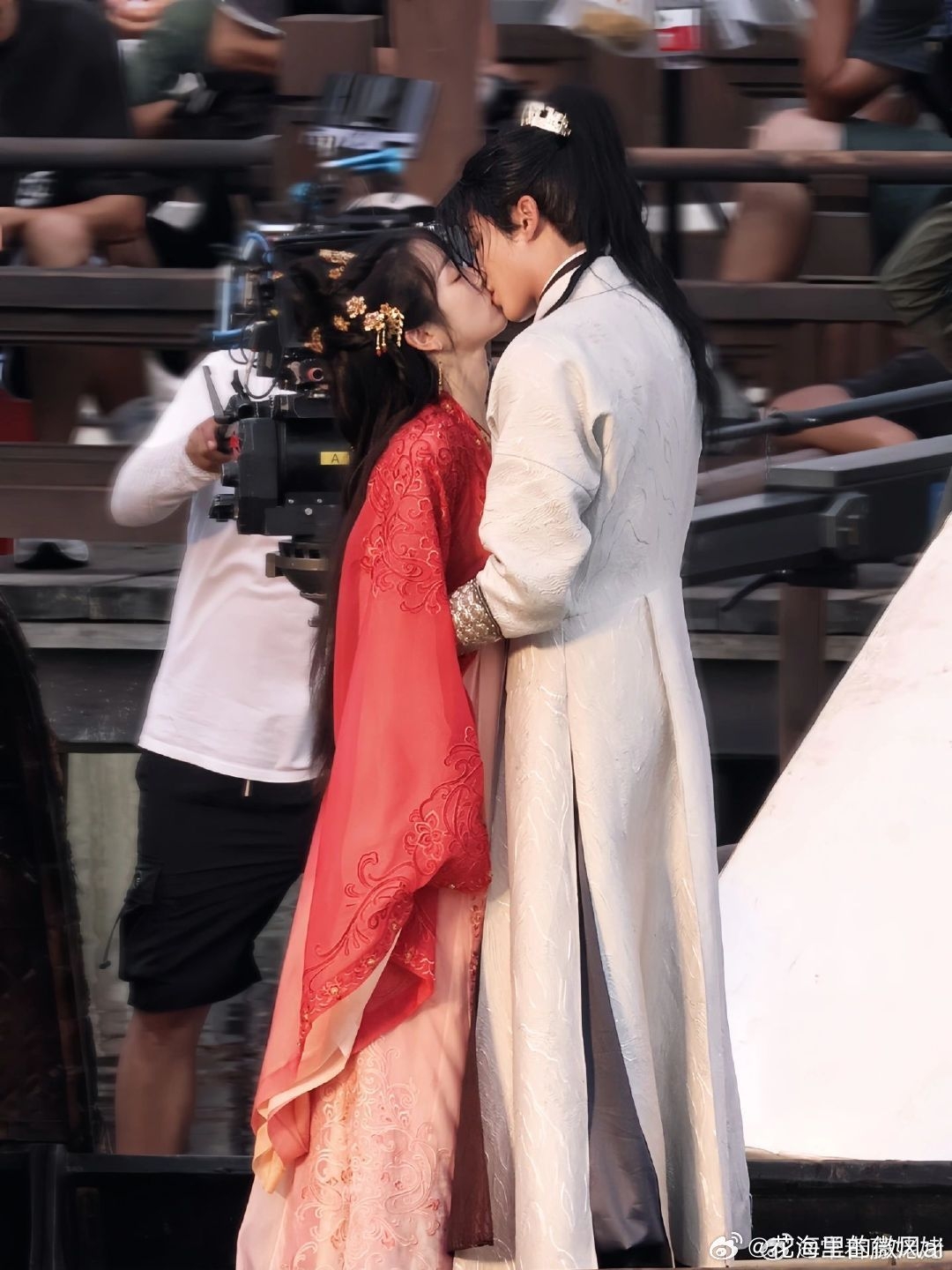 王鶴棣、田曦薇忘情擁吻。