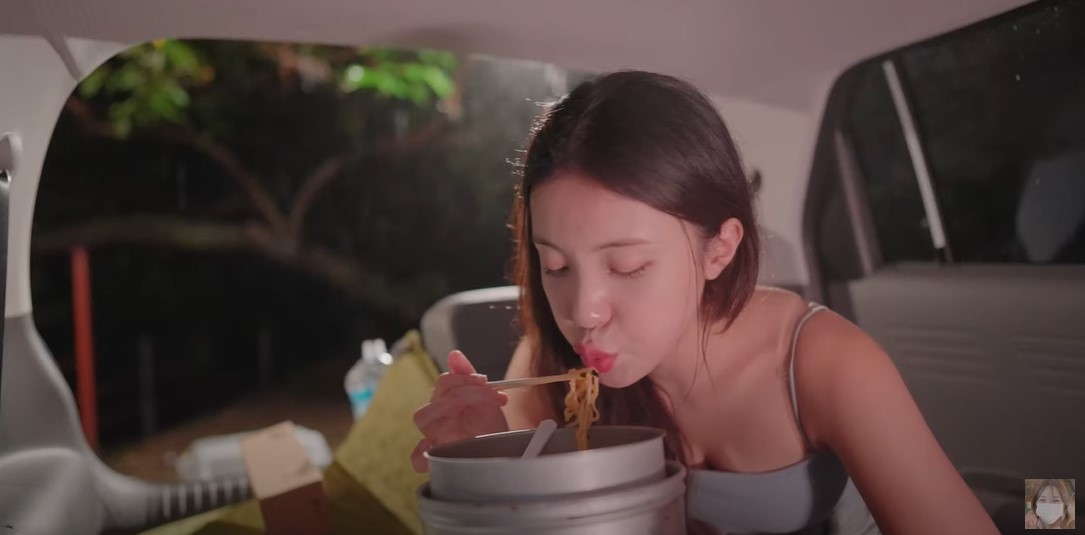 李多慧在車上煮泡麵也讓部分網友看得心驚膽顫。