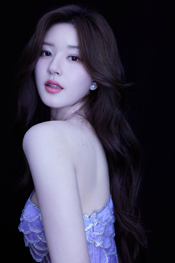 趙露思紫色禮服造型夢幻迷人。