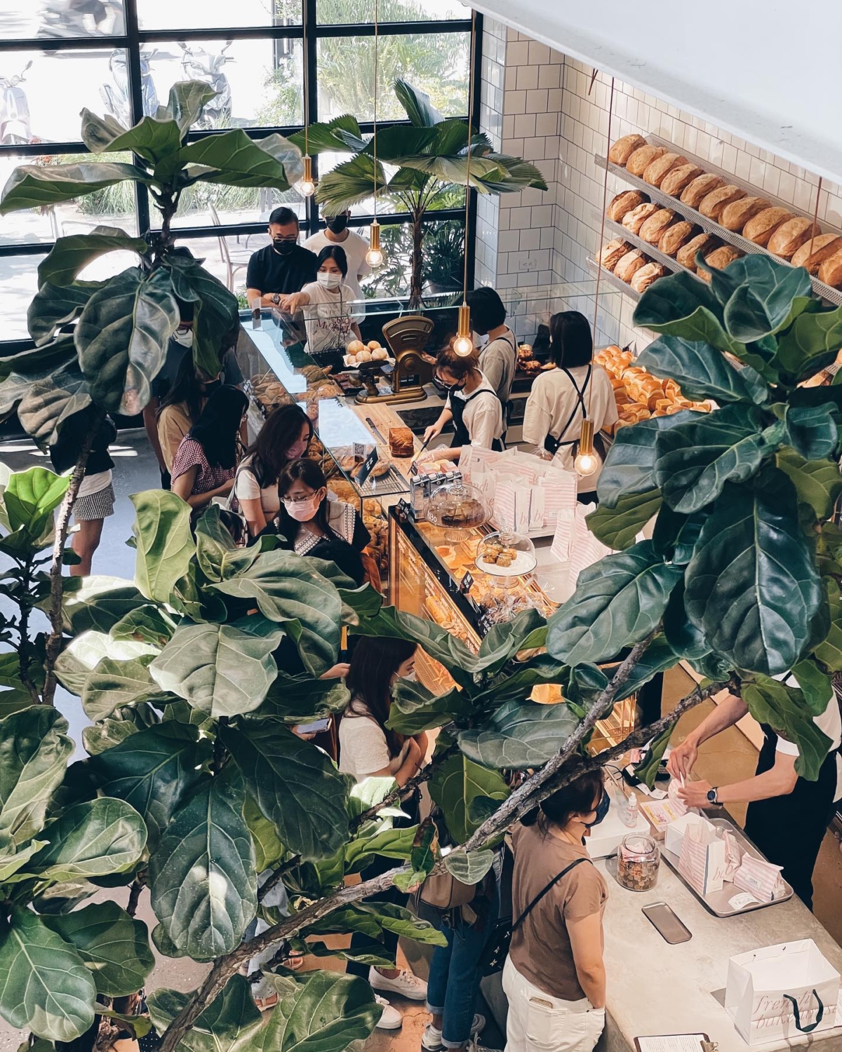 來到「多爾法式烘焙」的客人享受被綠意植栽包圍的自然氛圍。