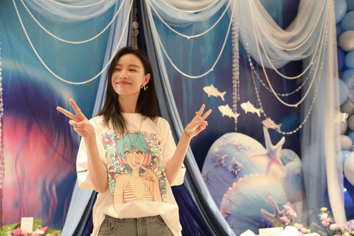 倪妮在8月8日舉行簡單的生日宴。