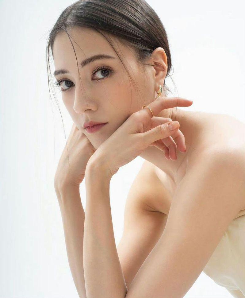 娜然五官深邃，容貌美艷。