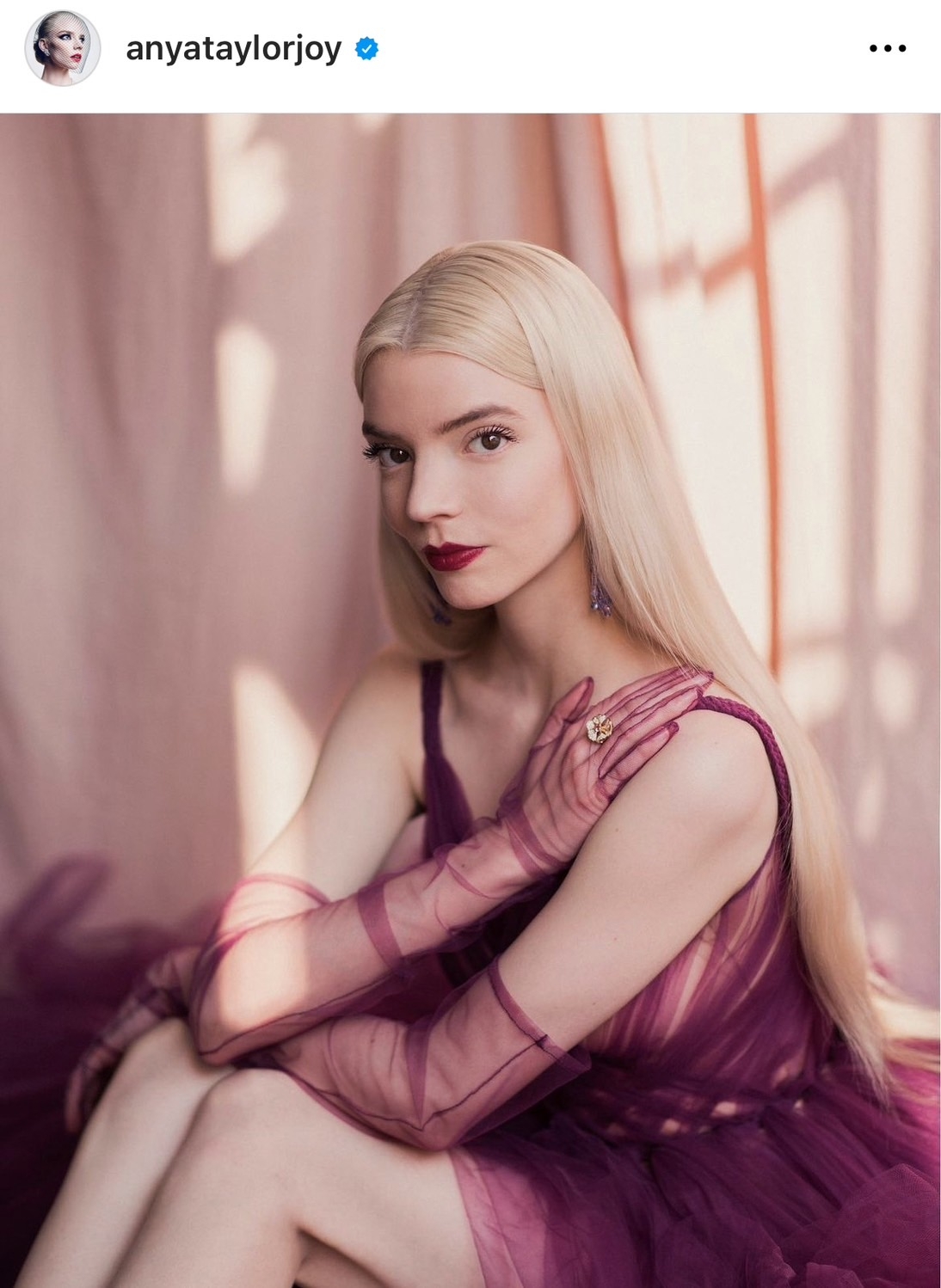 安雅泰勒喬伊一頭金髮形象深植人心