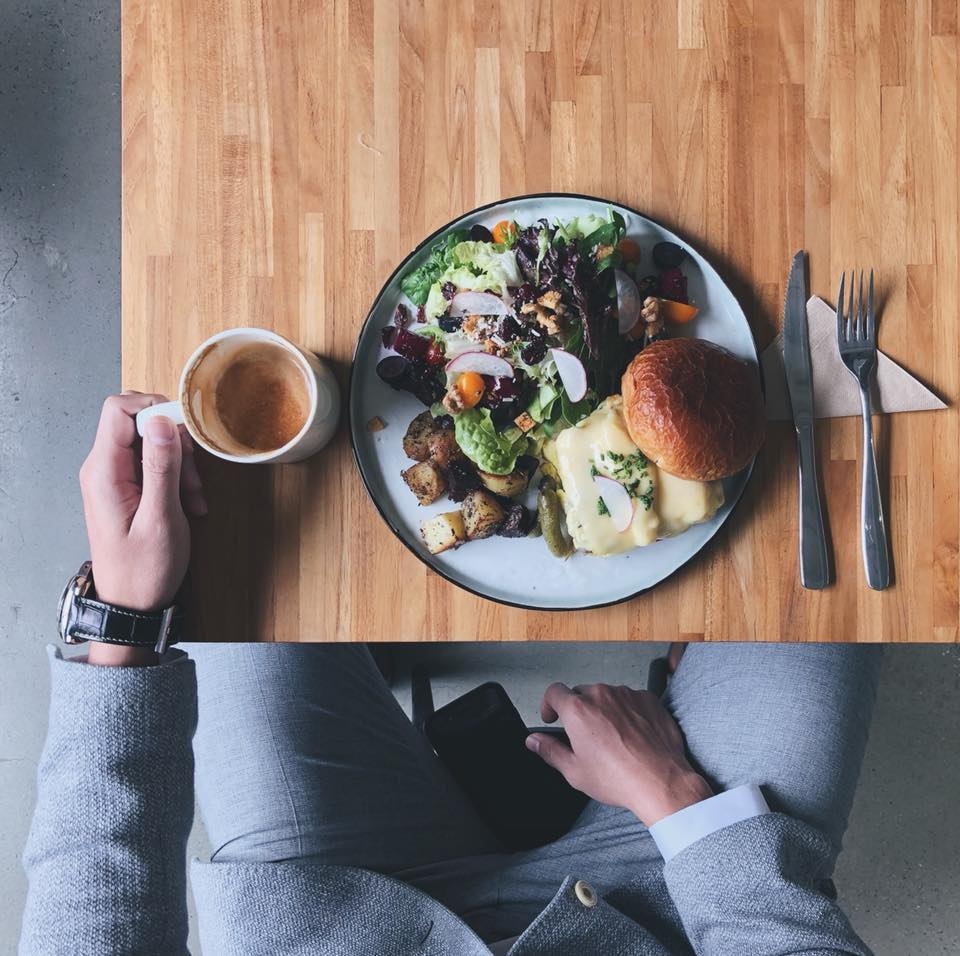 「多爾法式烘焙」客群中除了美女，型男也不少，許多低調的男士喜歡不露臉也能拍出高質感的低調美照。