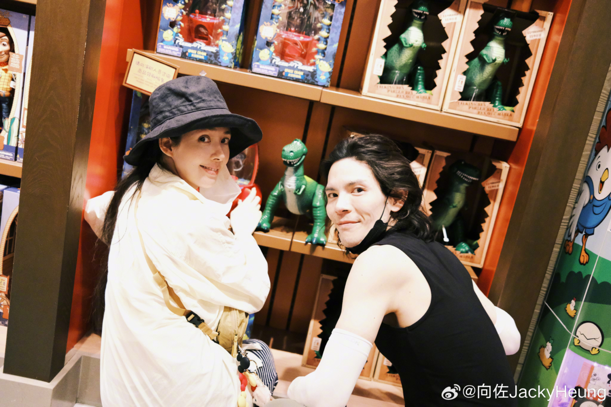 郭碧婷與向佐回眸一笑。