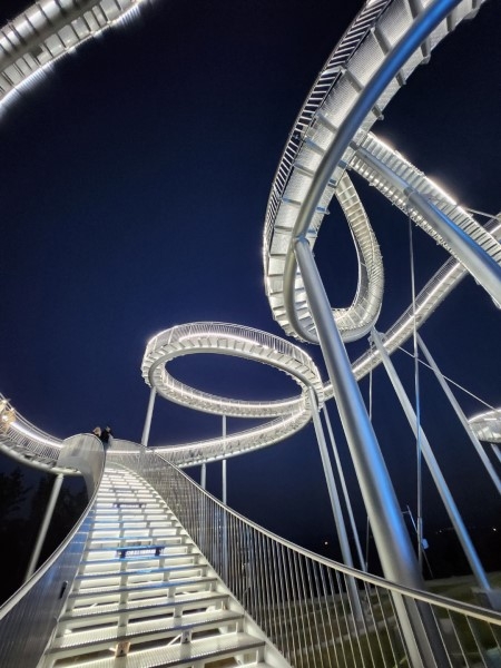 SPACE WALK任何角度拍都具有詩意