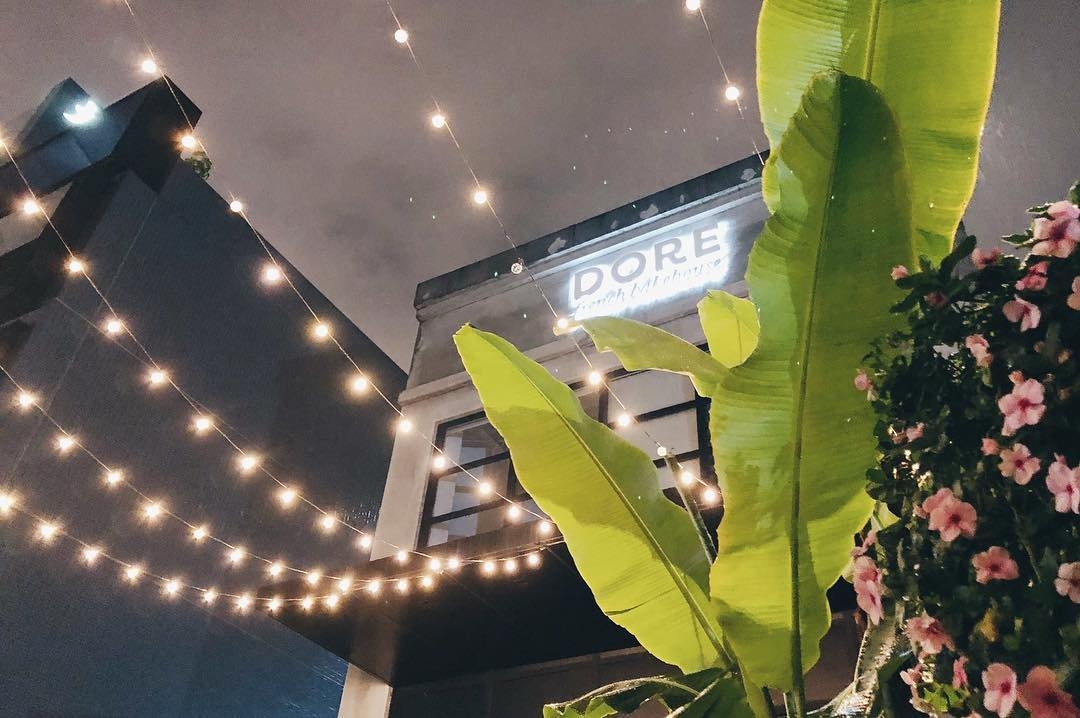 夜晚時分的「多爾法式烘焙」在燈光的點綴下顯得星光熠熠。