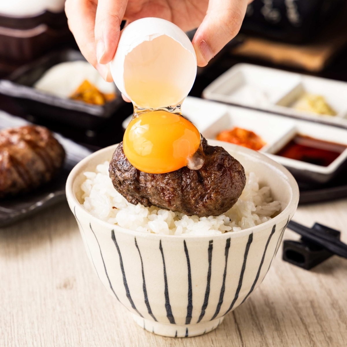 在漢堡排上打上一顆嫩雞蛋真是邪惡呀！