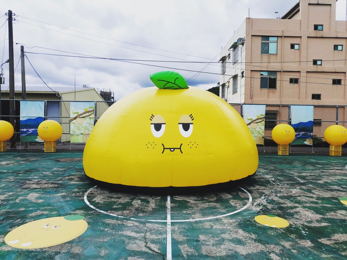 台中350公分巨大「厭世水梨」