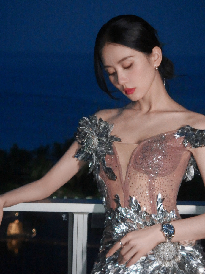 劉詩詩鎖骨線條細緻唯美。