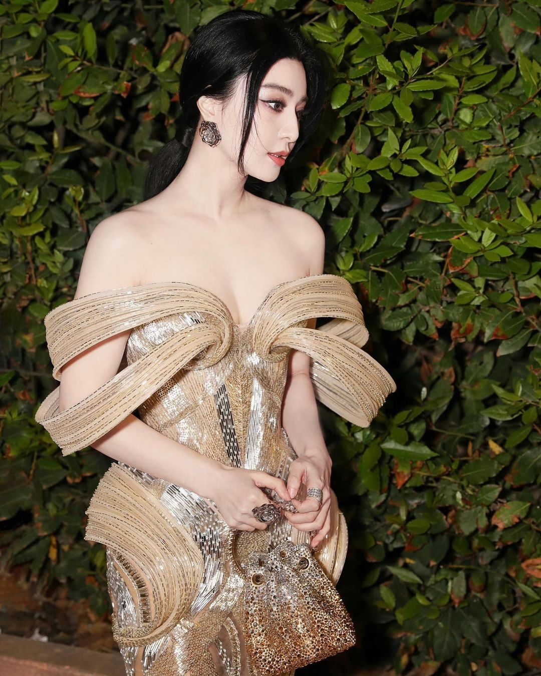 范冰冰於坎城影展晚宴選穿光彩照人的禮服並搭配JIMMY CHOO秋冬全新BON BON手提包,散發純粹迷人金色調。