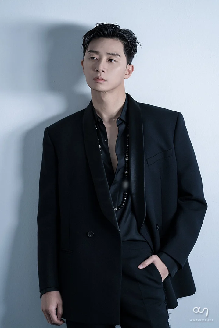 朴敘俊飾演京城最大資產家兼當舖金玉堂的大股東「張太尚」