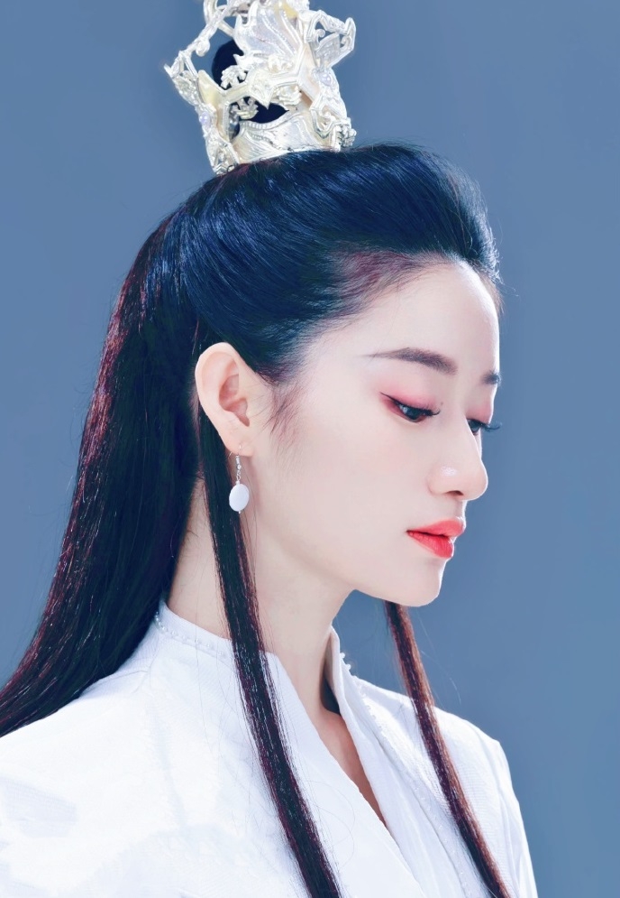 郭曉婷低頭歛眉，模樣唯美。