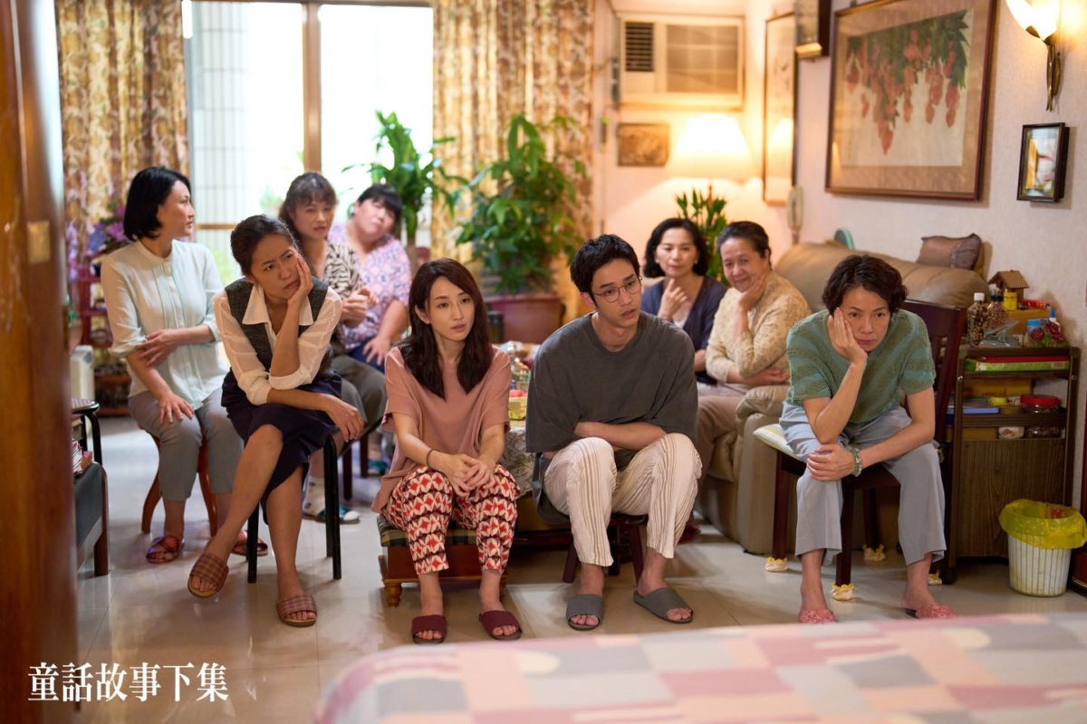 柯佳嬿在《童話故事下集》忍受親戚們一起幫看「好孕」風水，荒謬又寫實。