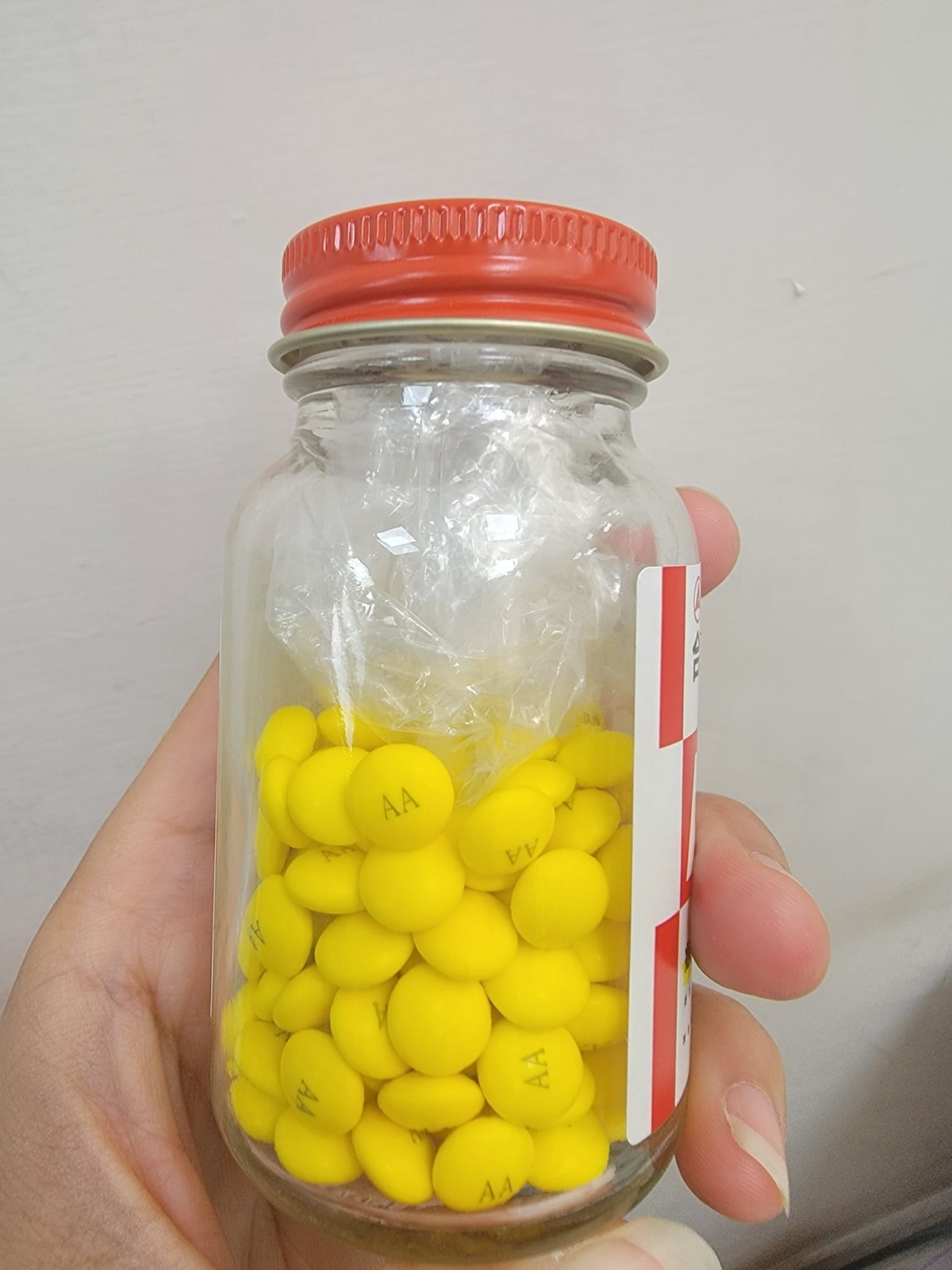 為何新買的B群罐子裡要塞塑膠袋？