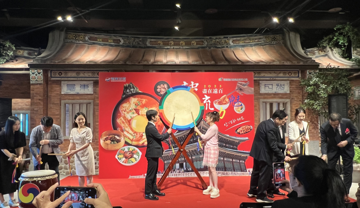 遠百竹北「2023韓流魅力盡在遠百」開幕儀式由韓國農水產食品流通公社香港支社金顯鎬支社長(左四)及遠東百貨徐雪芳總經理(左五)等貴賓一同擊響大鼓，象徵韓國物產展正式開幕。