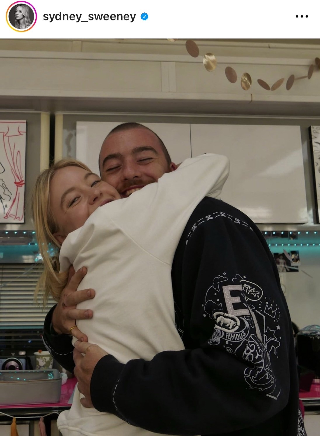 《高校十八禁》女星Sydney Sweeney悼念好友