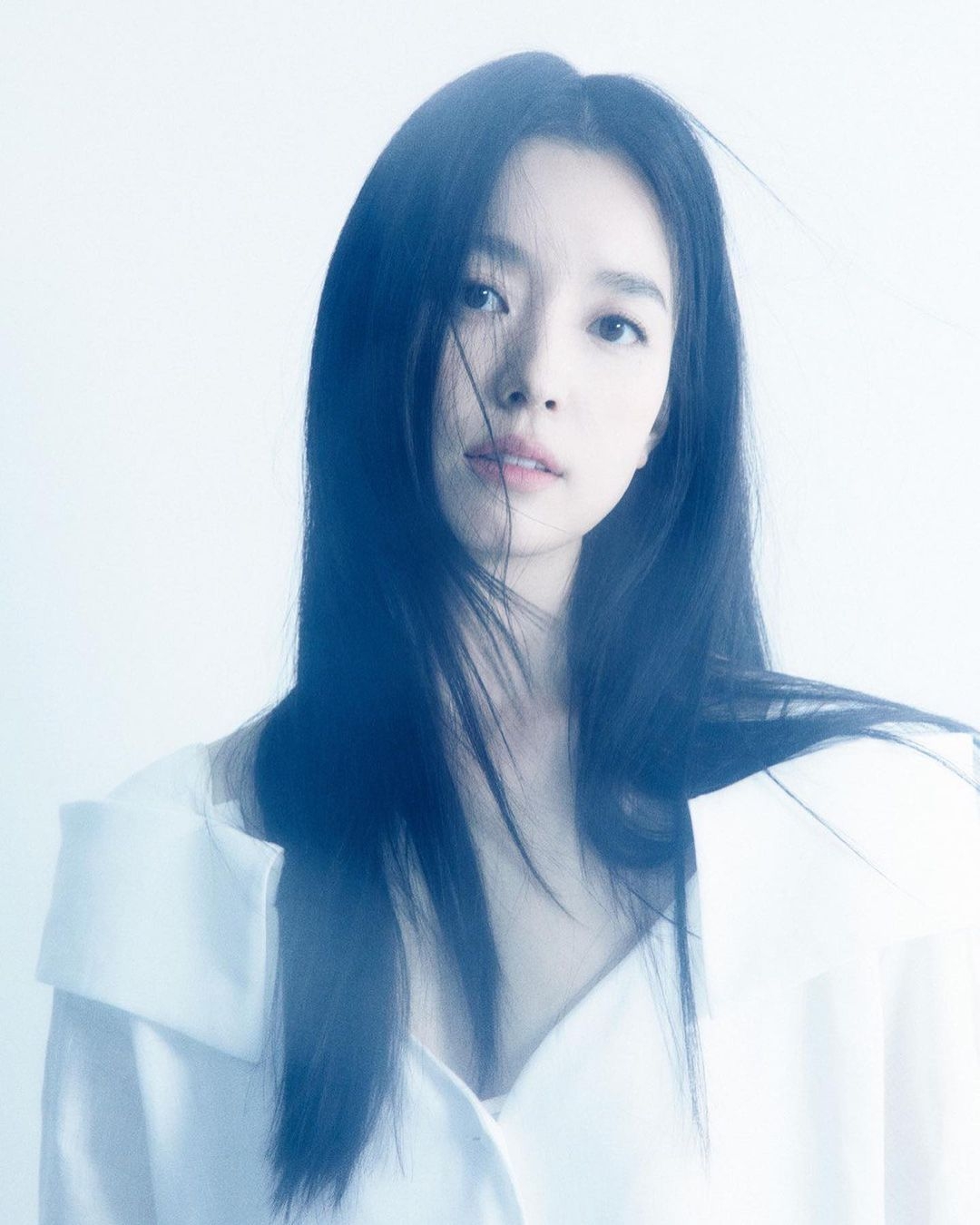 0韓孝周原來是娛樂圈中吻戲最多的女演員,許多人都想一親芳澤呢。