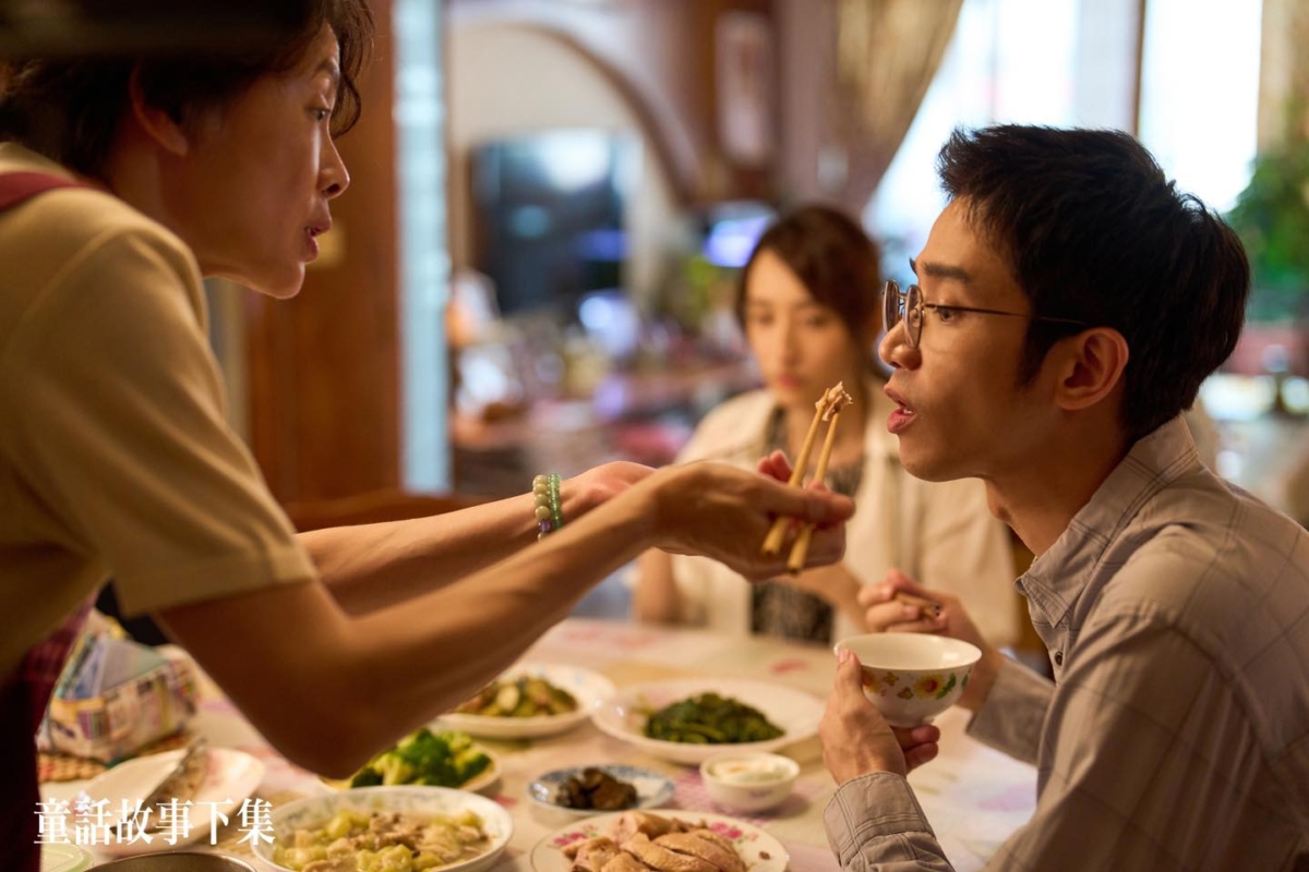 《童話故事下集》中，劉以豪張嘴接受媽媽的餵食，令人傻眼。