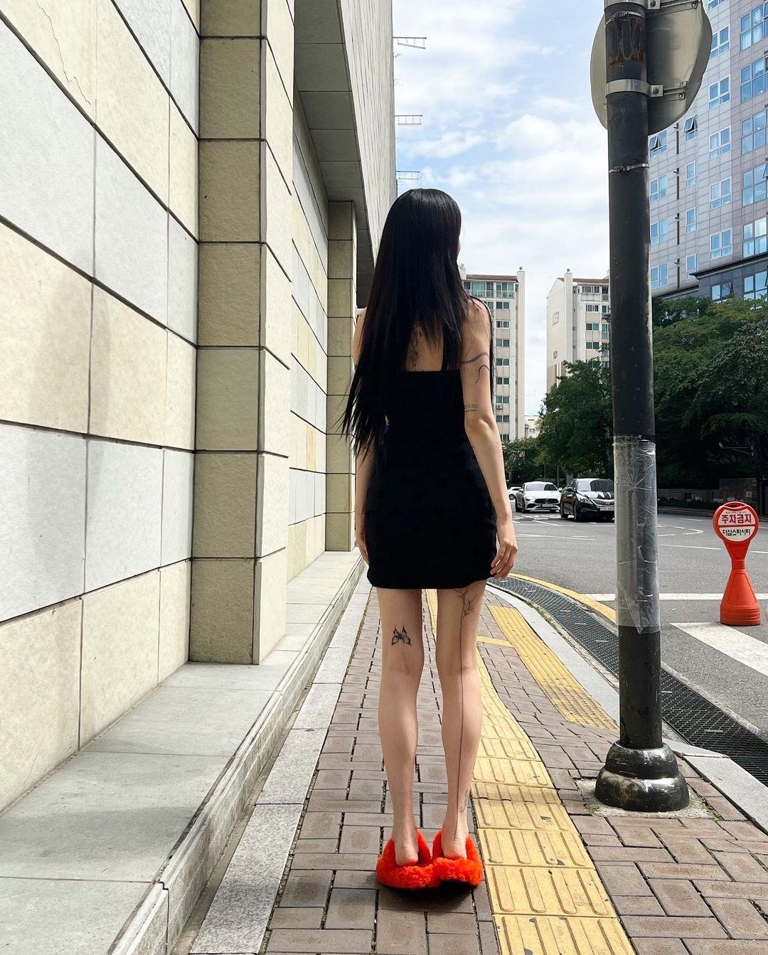 Nana右腿後方刺了一整株類似細線的花草圖案,相當吸睛。