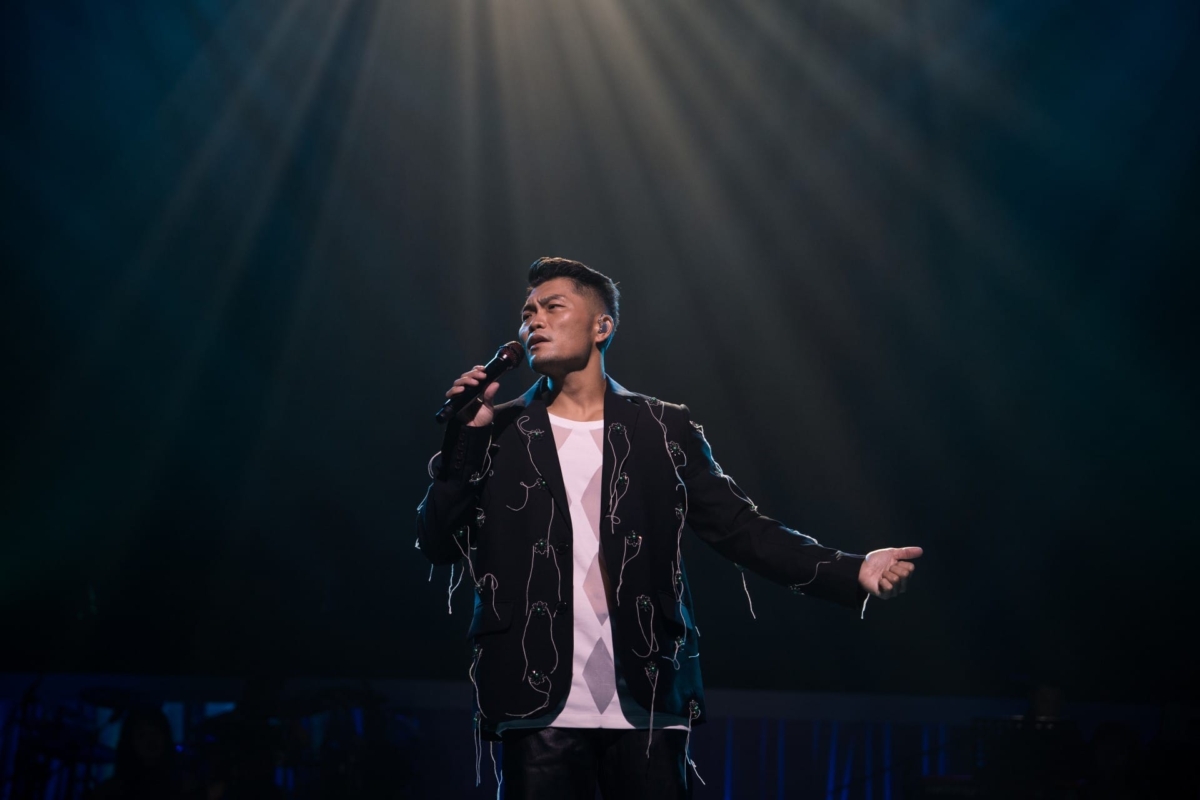 金曲歌王李玖哲深情嗓音令人著迷。