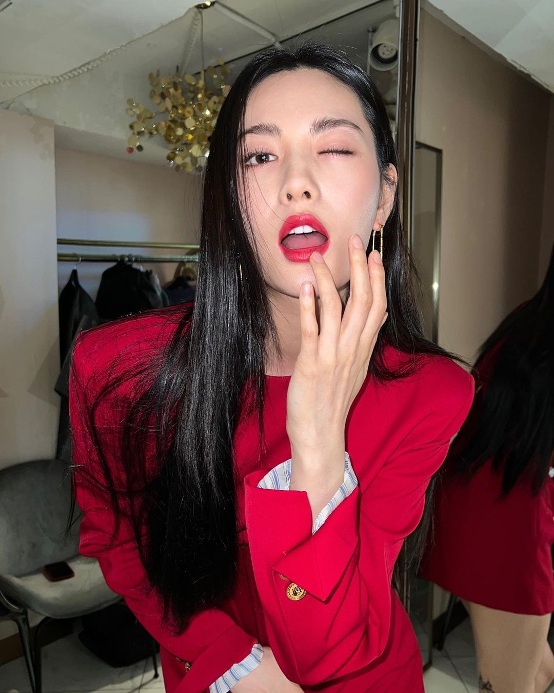 鮮豔紅唇營造強烈對比感